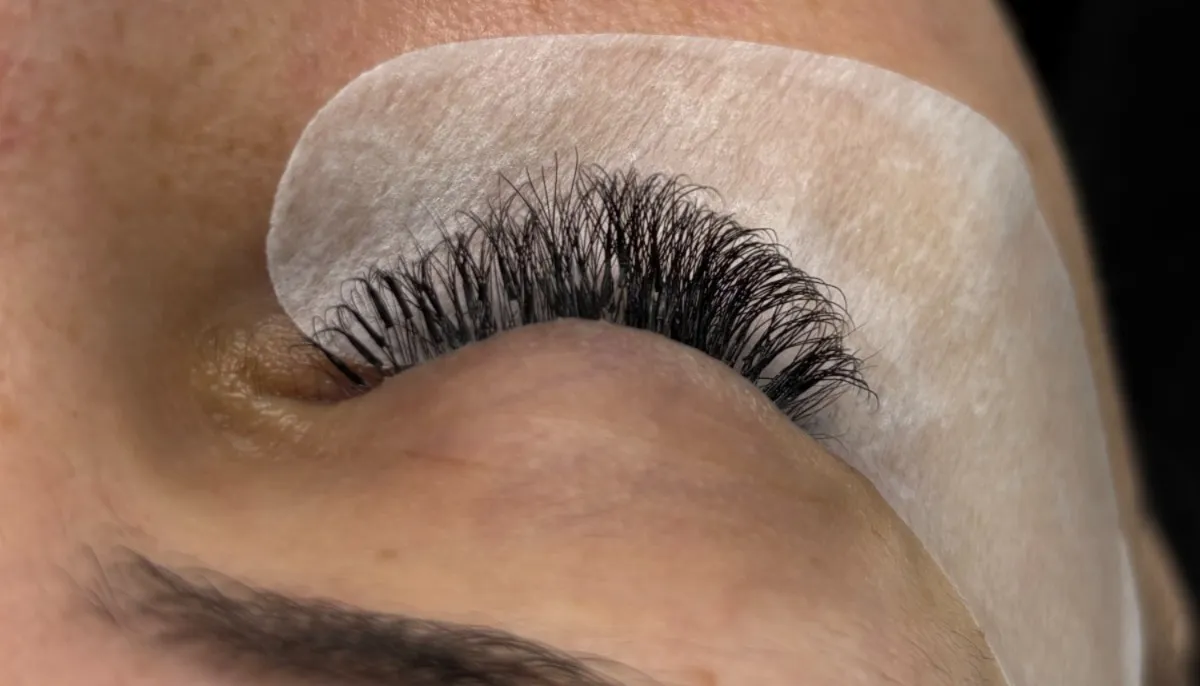 Linha de cílios vista de perfil, com a extensão começando junto da pálpebra